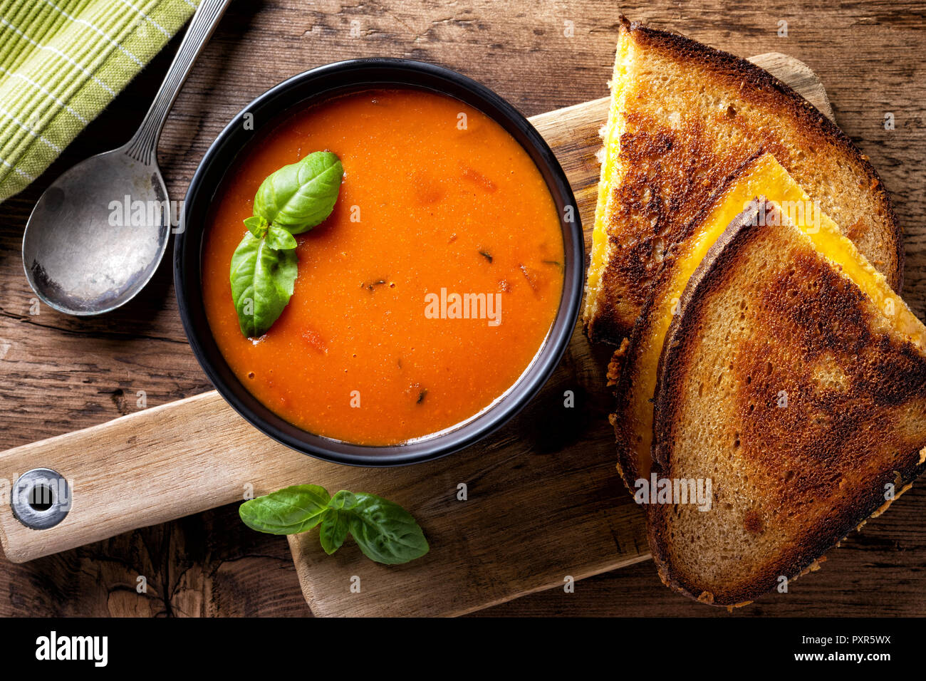 Soupe aux tomates maison délicieux avec un sandwich au fromage sur le seigle. Banque D'Images