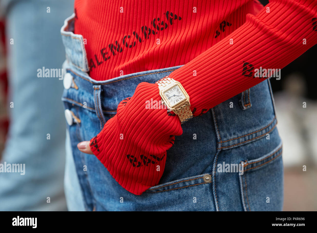 MILAN, ITALIE - 22 septembre 2018 : Woman with red Balenciaga pour homme,  montre Cartier or et bleu denim pantalon avant de mode Salvatore Ferragamo  Photo Stock - Alamy