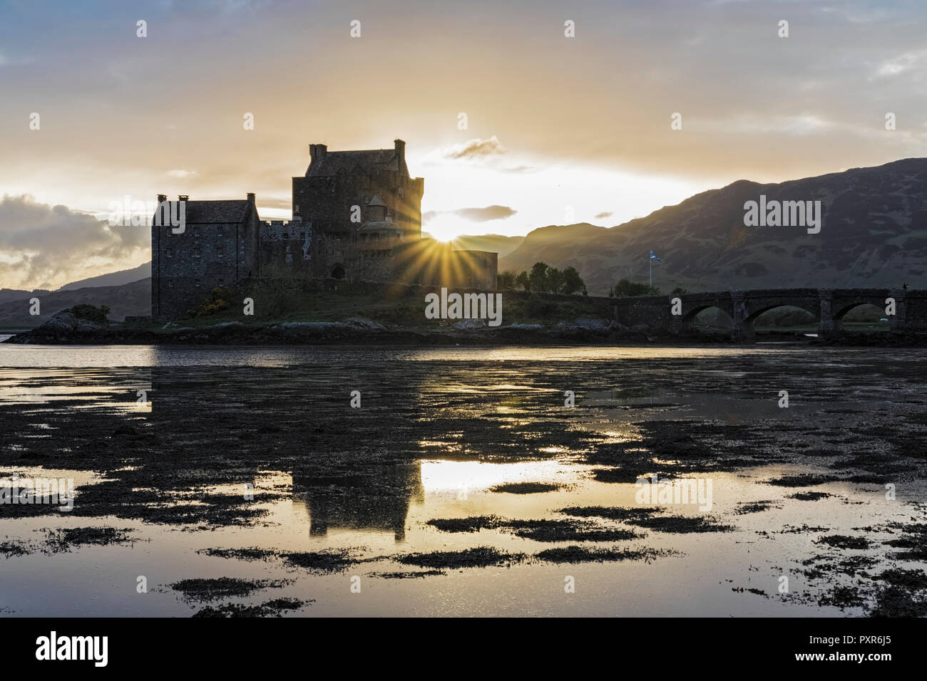 Royaume-uni, Ecosse, Dornie, Loch Duich, le château d'Eilean Donan au coucher du soleil Banque D'Images