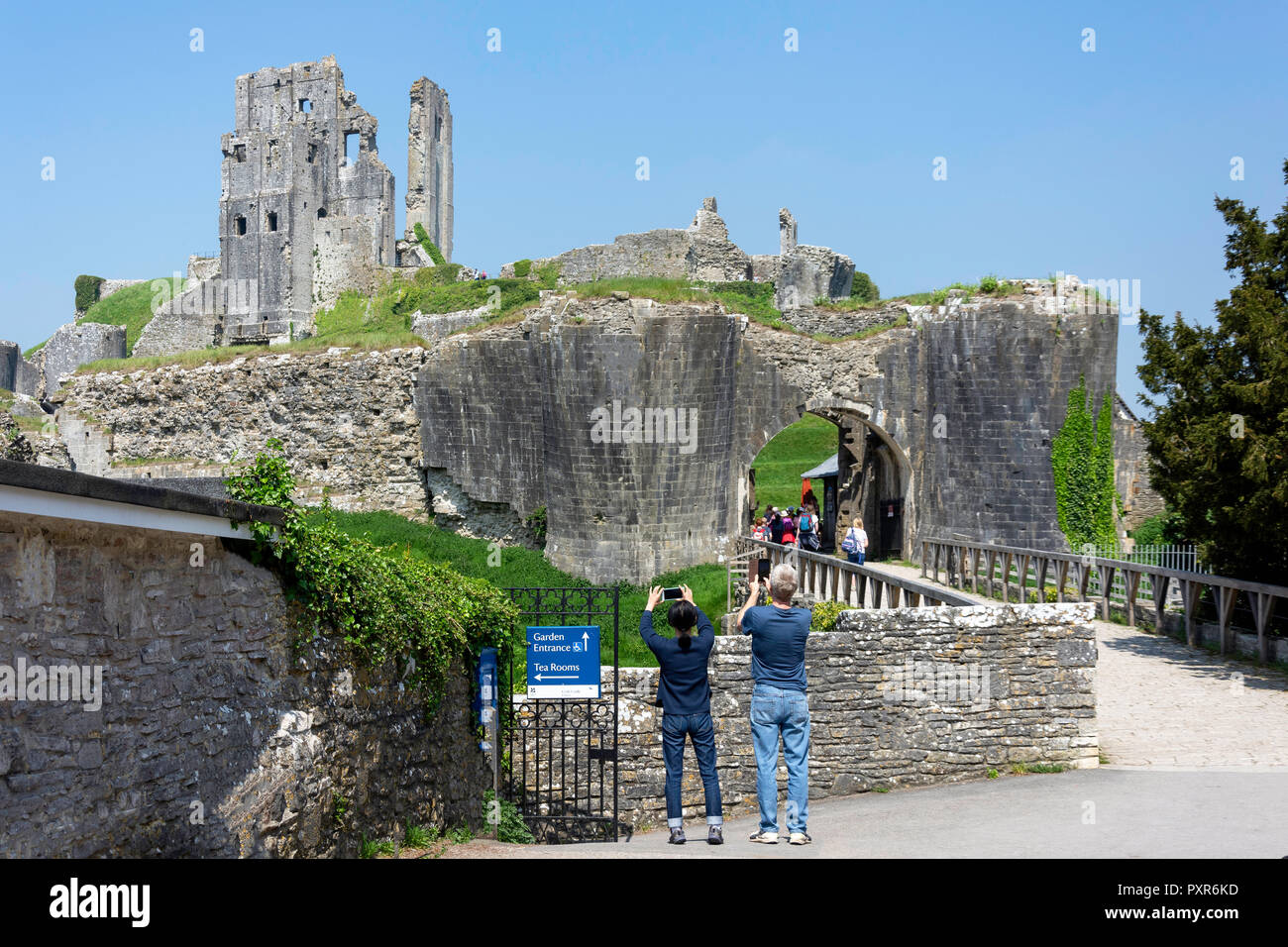 Maison de gardien de 11e siècle, les ruines du château de Corfe Castle, à l'île de Purbeck, Dorset, Angleterre, Royaume-Uni Banque D'Images