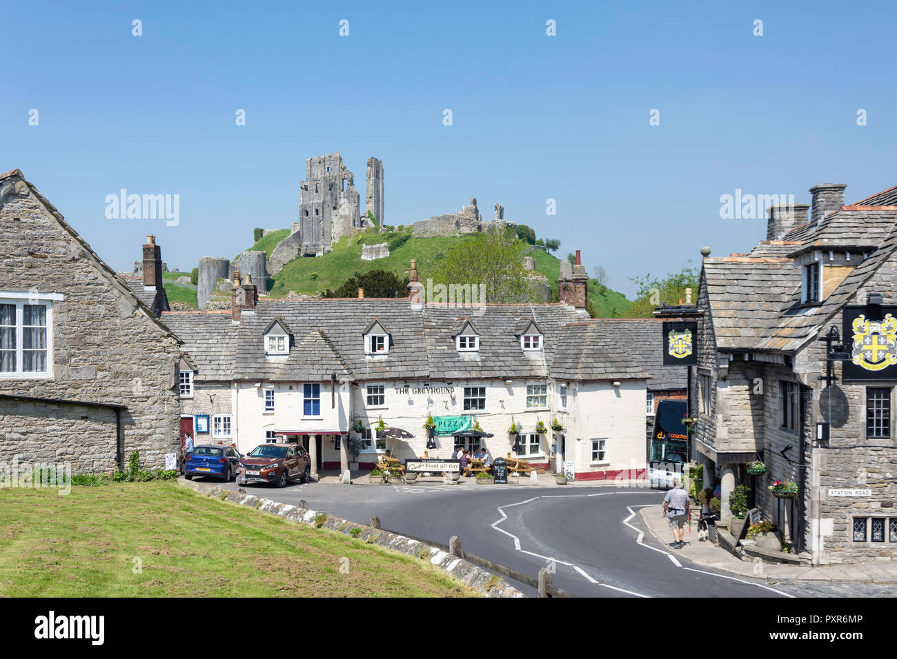 Vue sur le village et les ruines du château, château de Corfe, à l'île de Purbeck, Dorset, Angleterre, Royaume-Uni Banque D'Images