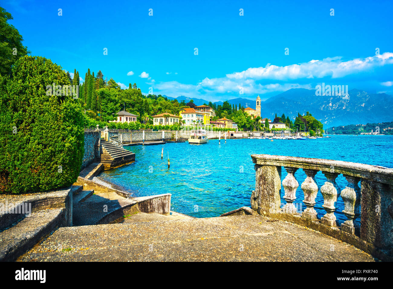 Tremezzo Tremezzina à Como lake district. Le lac - vue sur le village traditionnel italien et des escaliers. L'Italie, l'Europe. Banque D'Images