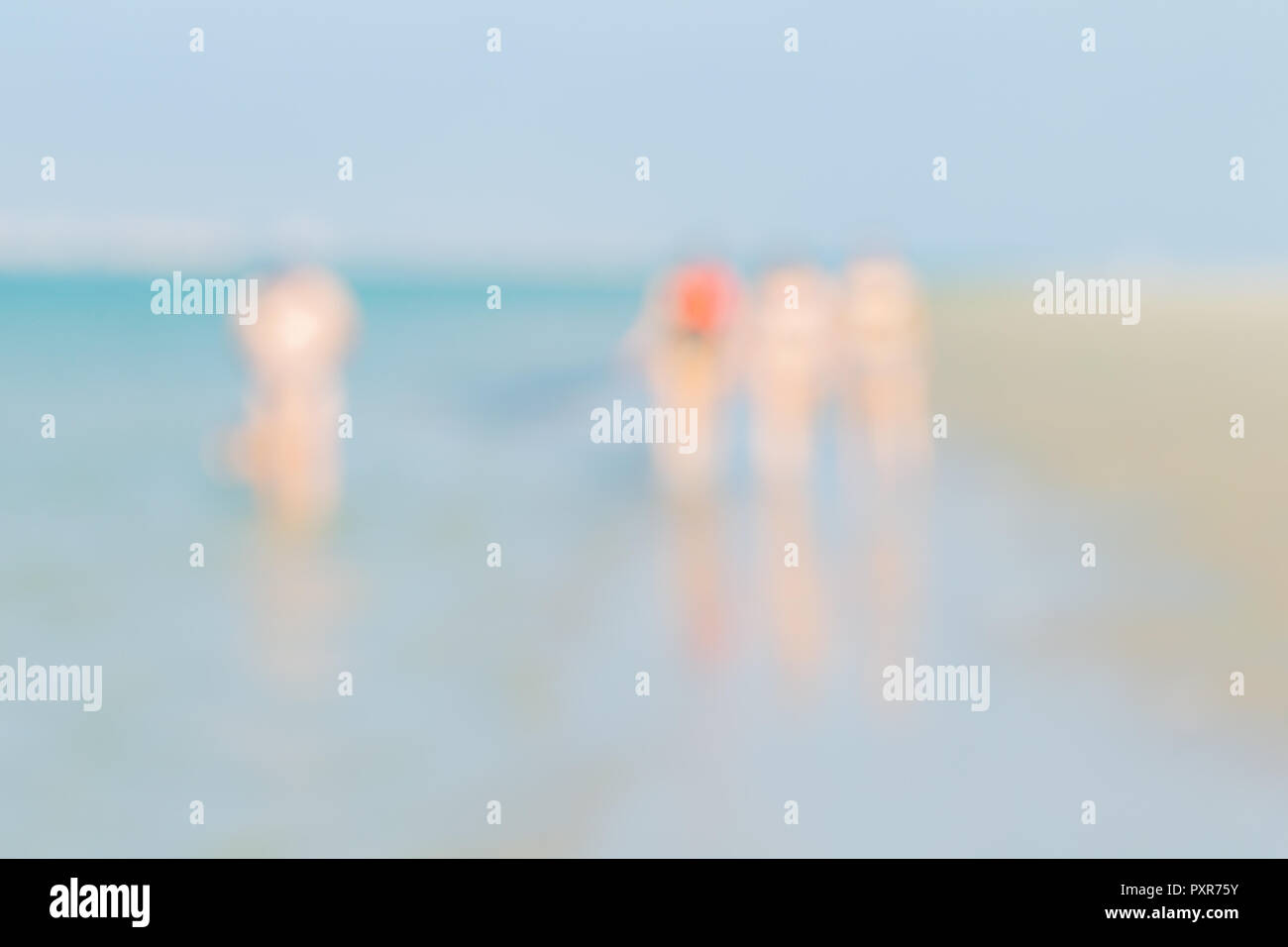 Concept de vacances d'été, defocused people sur une plage ensoleillée sur l'île de la Frise orientale Juist en mer du Nord, de l'Allemagne. Banque D'Images