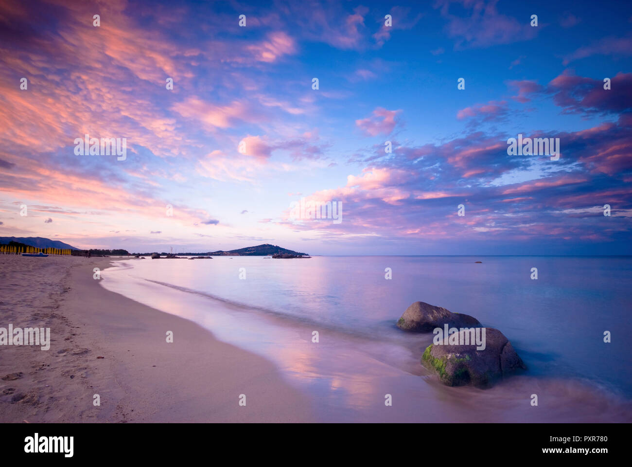 Italie, Sardaigne, plage romantique au coucher du soleil Banque D'Images