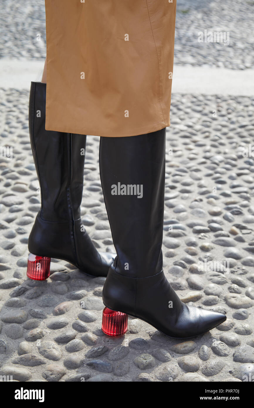 MILAN, ITALIE - 22 septembre 2018 : Femme avec des bottes en cuir noir avec  rouge, talons et jupe beige transparent avant Gabriele Colangelo fashion  show Photo Stock - Alamy