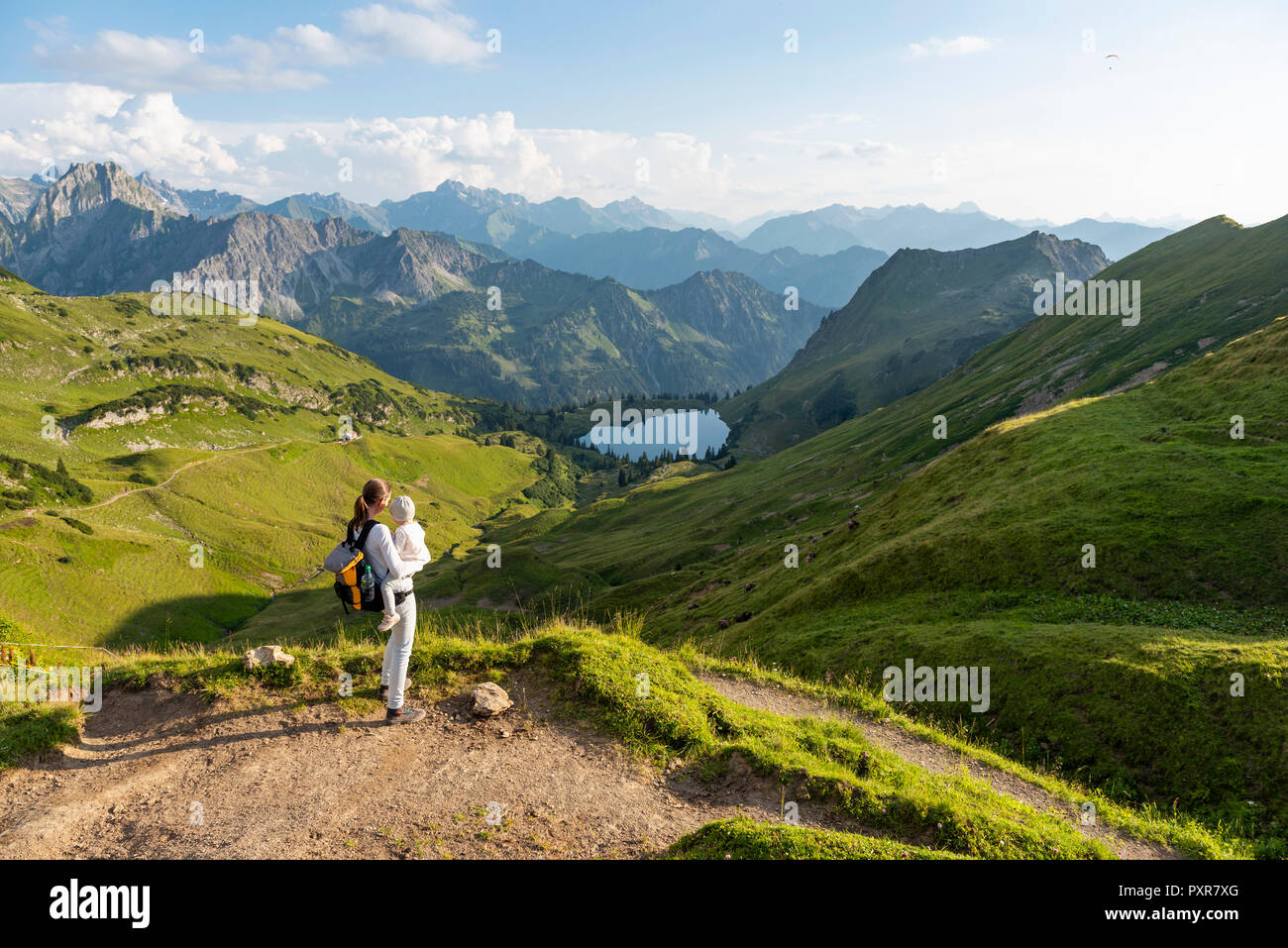 Allemagne, Bavière, Oberstdorf, mère et fille sur une randonnée dans les montagnes à la vue à Banque D'Images