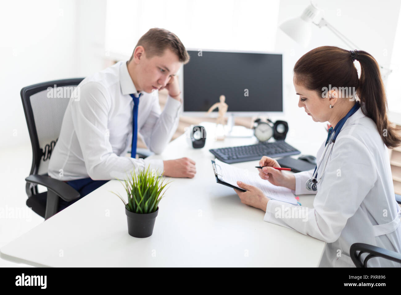 Le jeune homme est venu pour voir le médecin. Banque D'Images