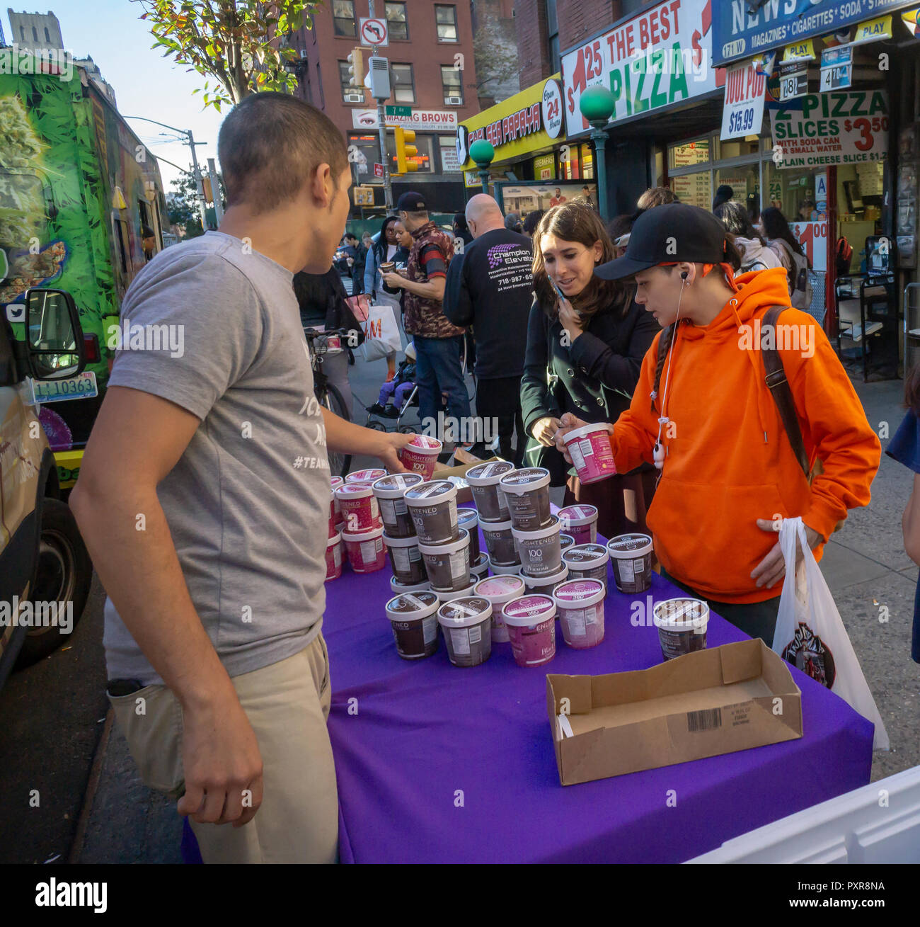 Excité passant dans des contenants de verre éclairée de- 'La croustade aux pommes-vous la crème glacée la crème glacée de marque à un événement de marque dans le quartier de Chelsea à New York, le vendredi 12 octobre 2018. Enlightened est l'une des nombreuses marques de crème glacée que : haut, Halo Zero de l'Arctique, parmi d'autres qui promettent aux consommateurs l'indulgence de pouvoir manger toute une pinte, surtout lorsque cette touche est enfoncée, tout en conservant le goût de gras plein de crème glacée. Hôtel agen 2001-2002-Dazs, une marque de prime généralement pleins de matières grasses de la crème glacée, est la meilleure vente de la crème glacée par la pinte en Amérique. (Â©Â Richard B. Levine) Banque D'Images