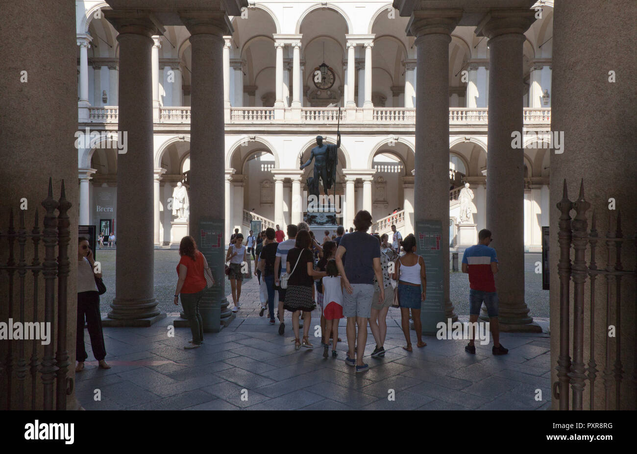 Cour d'entrée du Palazzo di Brera, accueil à l'Instituto Lombardo Accademia e Lettere, Milan, Italie. En 1859 une copie en bronze de la statue d'Antonio Canova o Banque D'Images