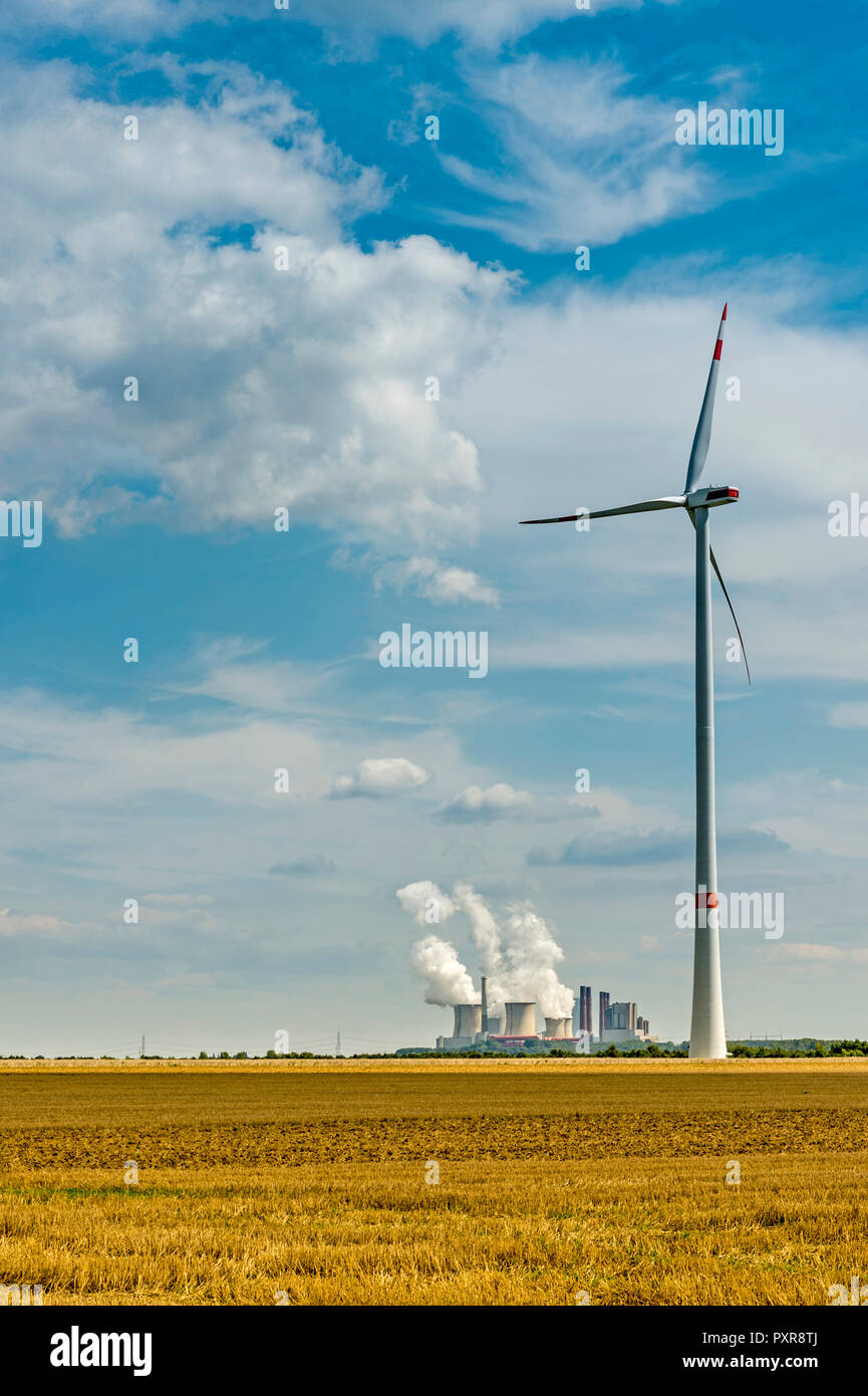Allemagne, Grevenbroich, Neurath power station et éolienne Banque D'Images