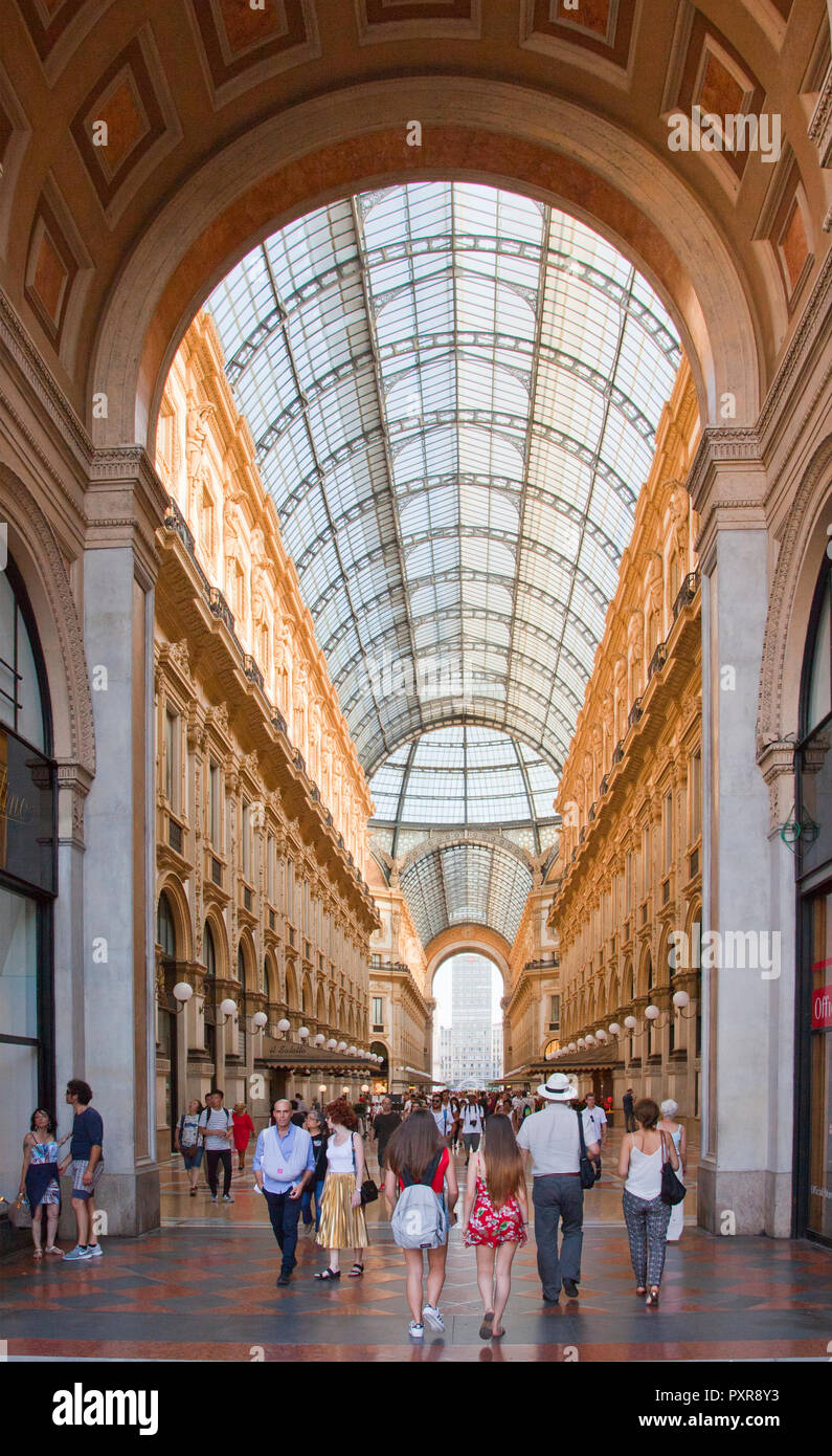 Explorer les vastes espaces et de magasins haut de gamme dans l'un des plus connu des centres commerciaux, la Galleria Vittorio Emanuele II, est l'un des th Banque D'Images