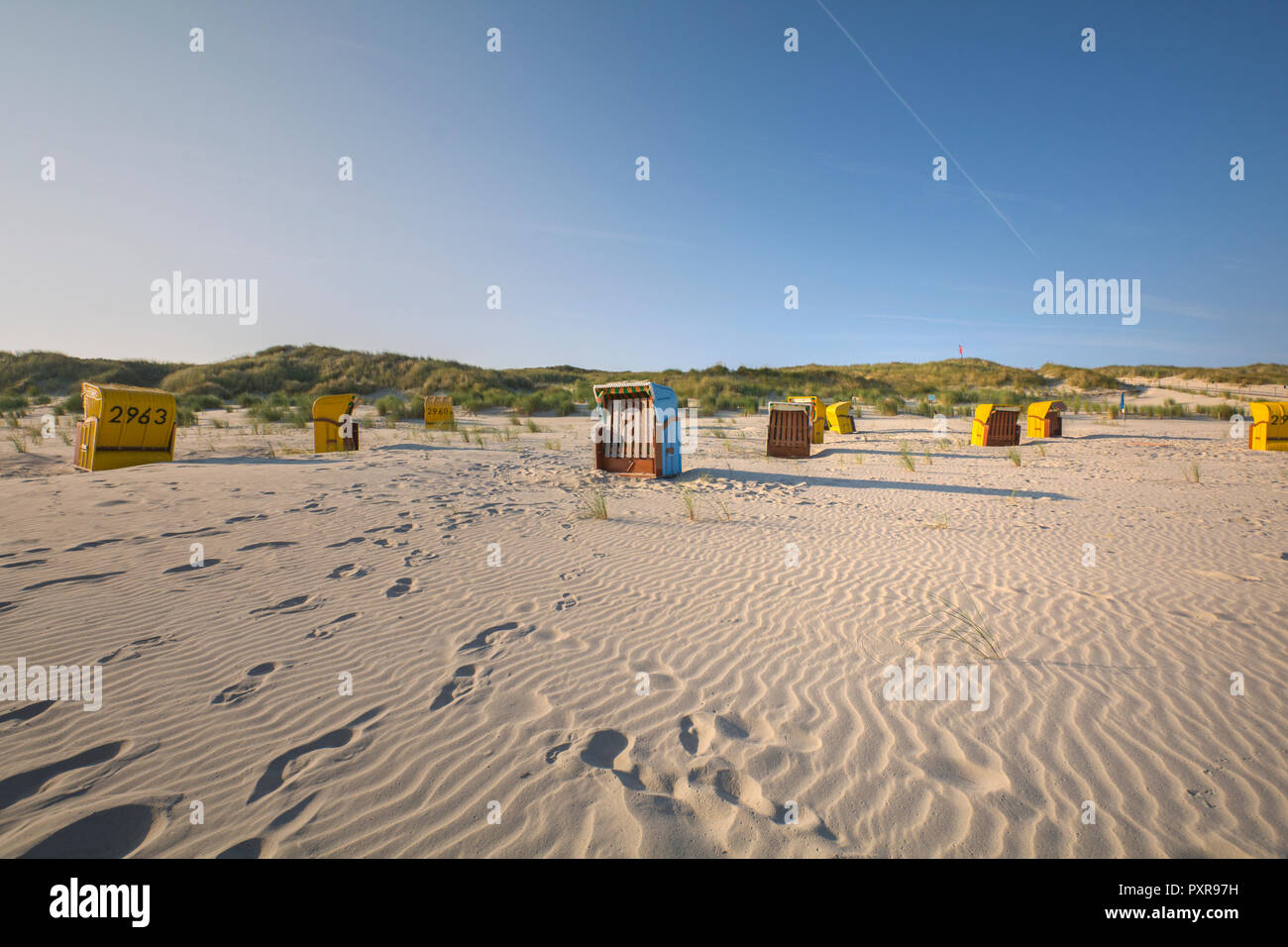 Allemagne, Basse-Saxe, à l'Est de l'île de Juist, frison, à capuchon, chaises de plage sur la plage Banque D'Images