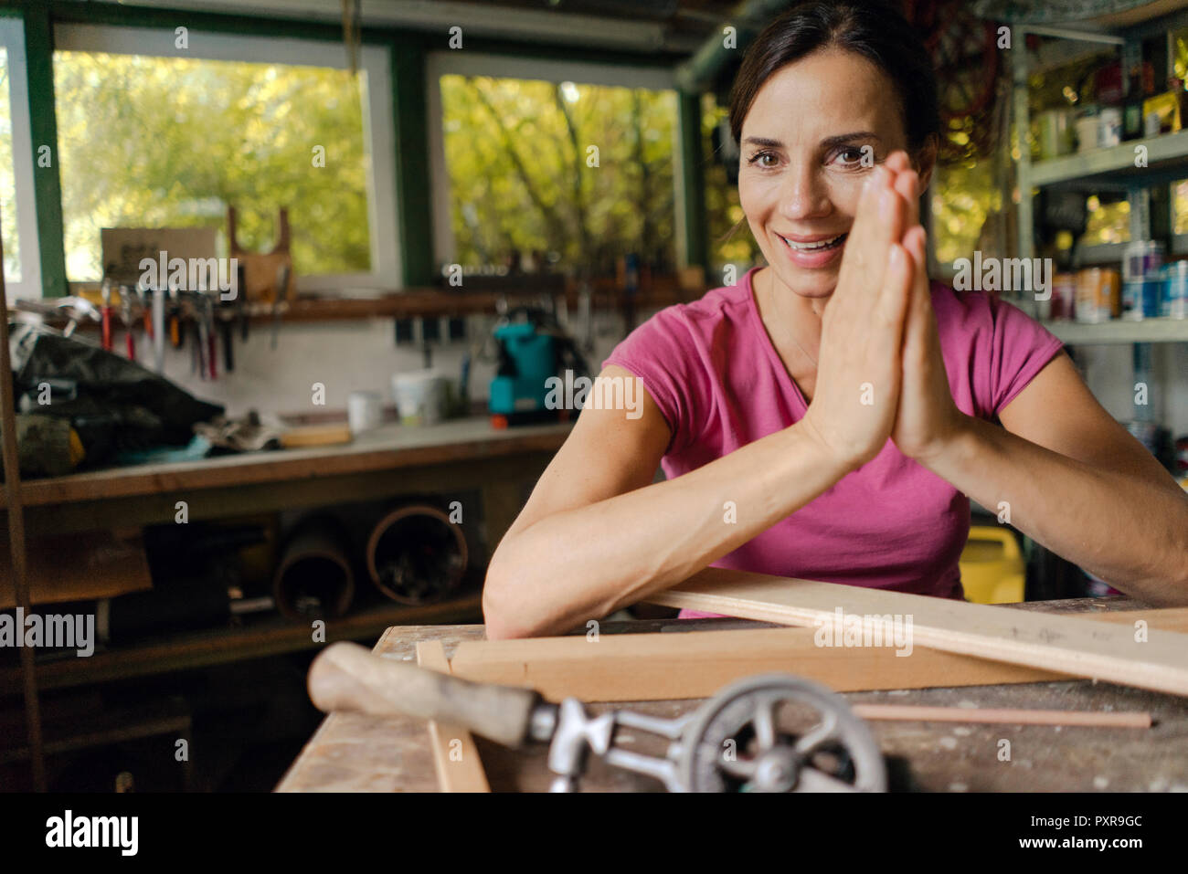 Portrait of a smiling mature woman dans son atelier Banque D'Images