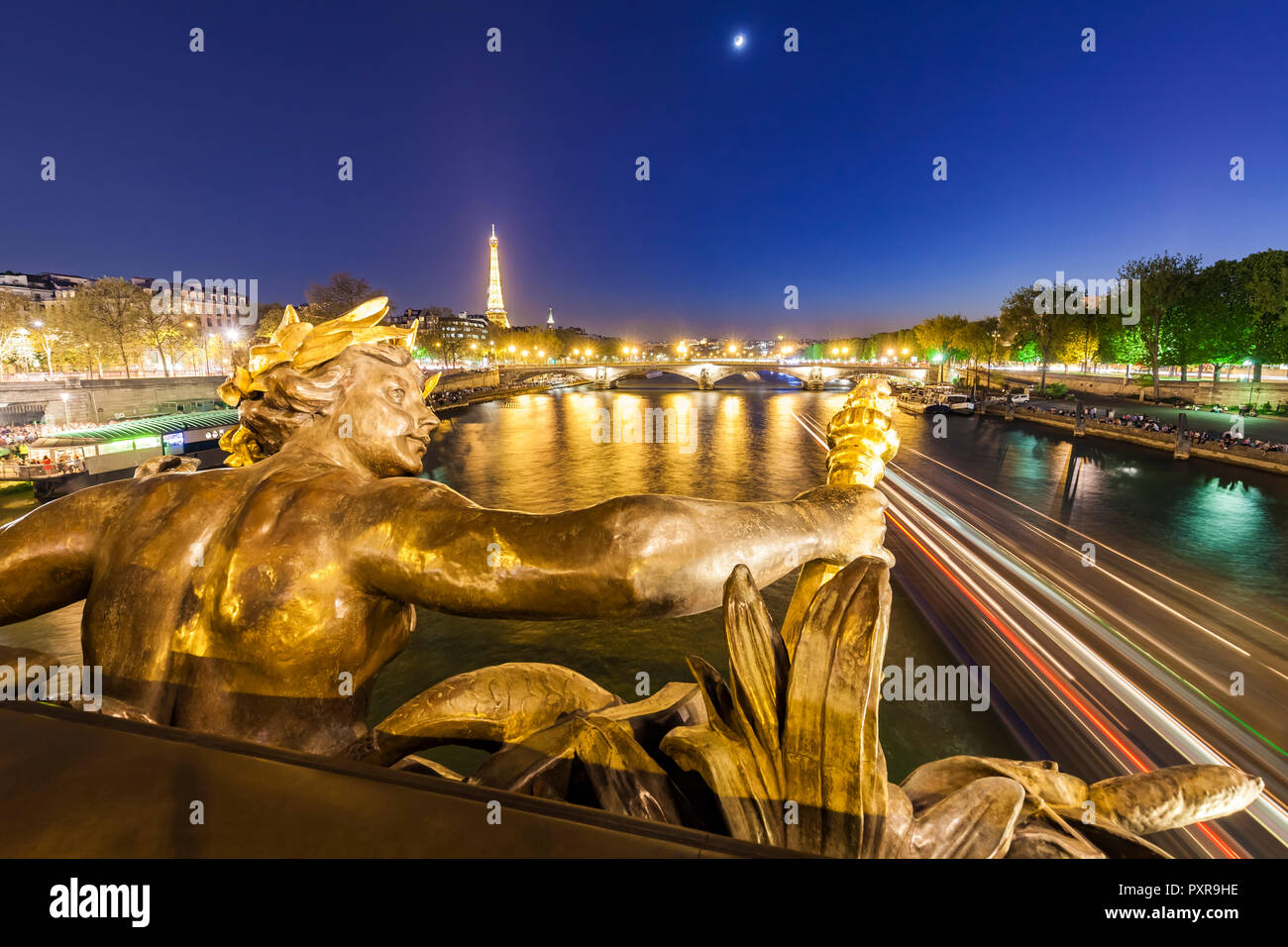 France, Paris, Tour Eiffel, vue depuis le Pont Alexandre III pont, rivière Seine, sculpture en bronze à l'heure bleue Banque D'Images