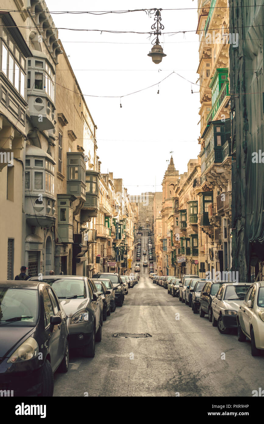 Malte, La Valette, rue avec parking voitures Banque D'Images