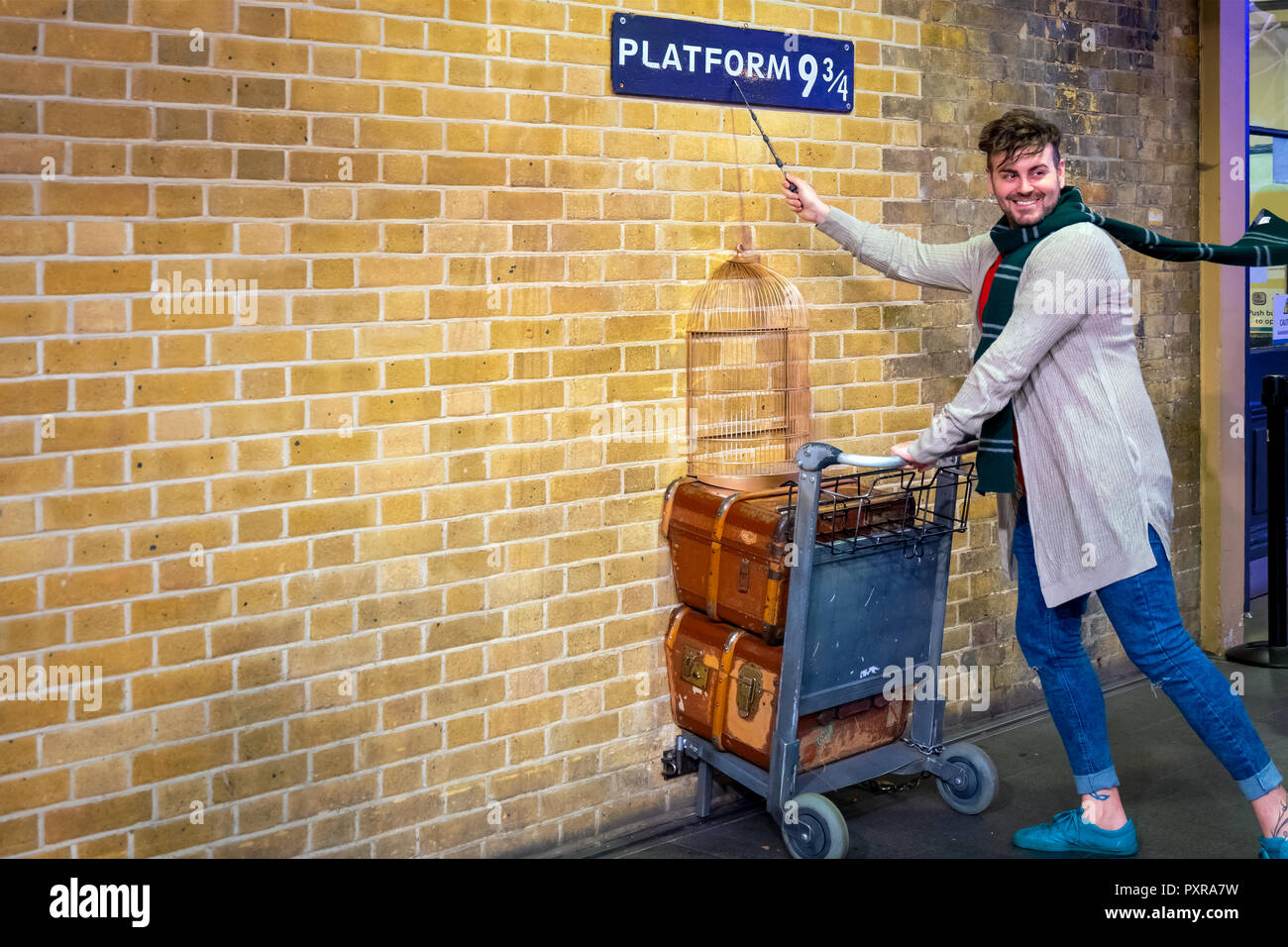 Londres, Royaume-Uni - 12 mai 2018 : des personnes non identifiées, pose à la plate-forme 9 3/4 par la prise de film Harry Potter à King's Cross station Banque D'Images
