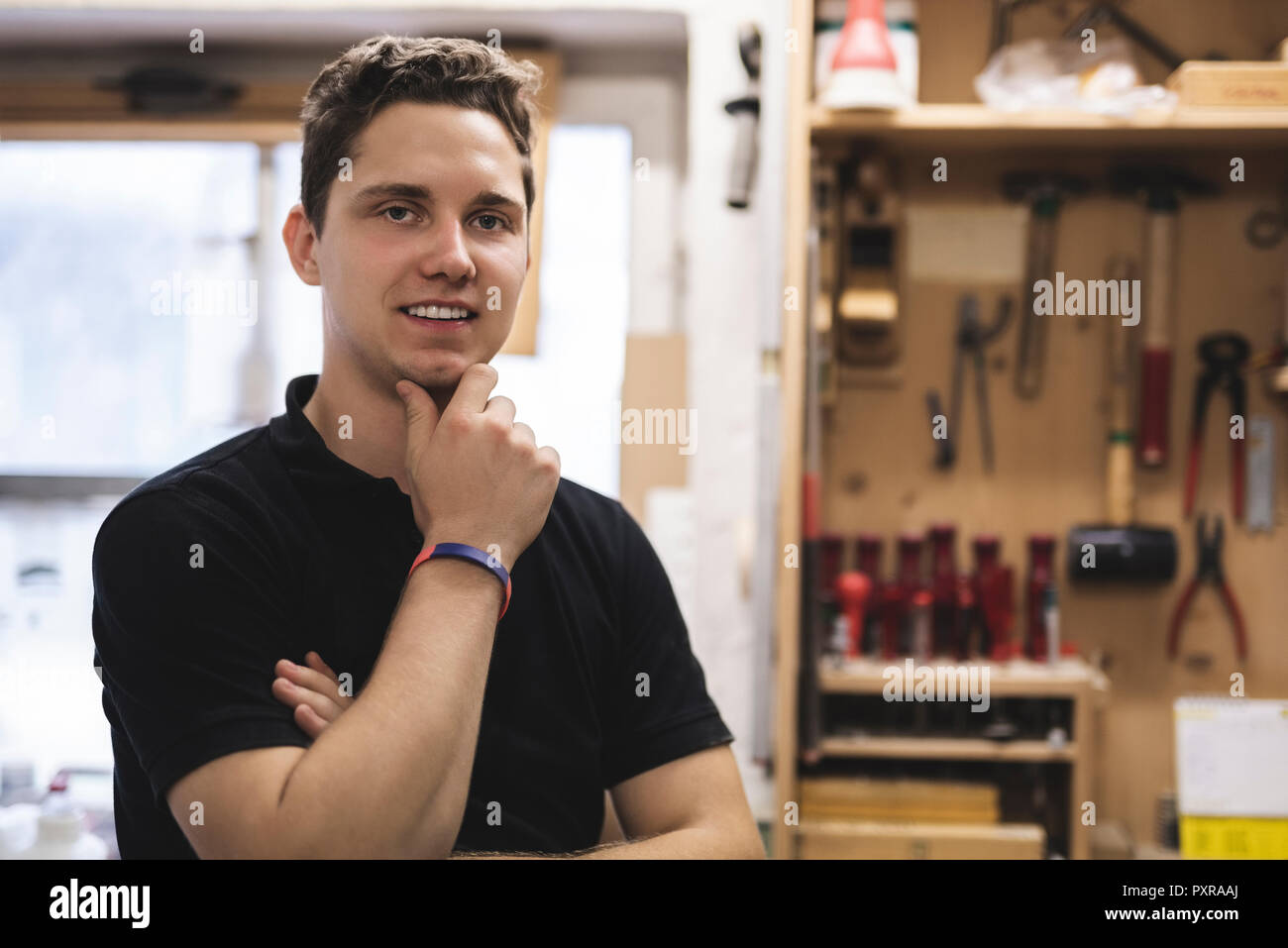 Portrait of smiling carpenter dans son atelier Banque D'Images