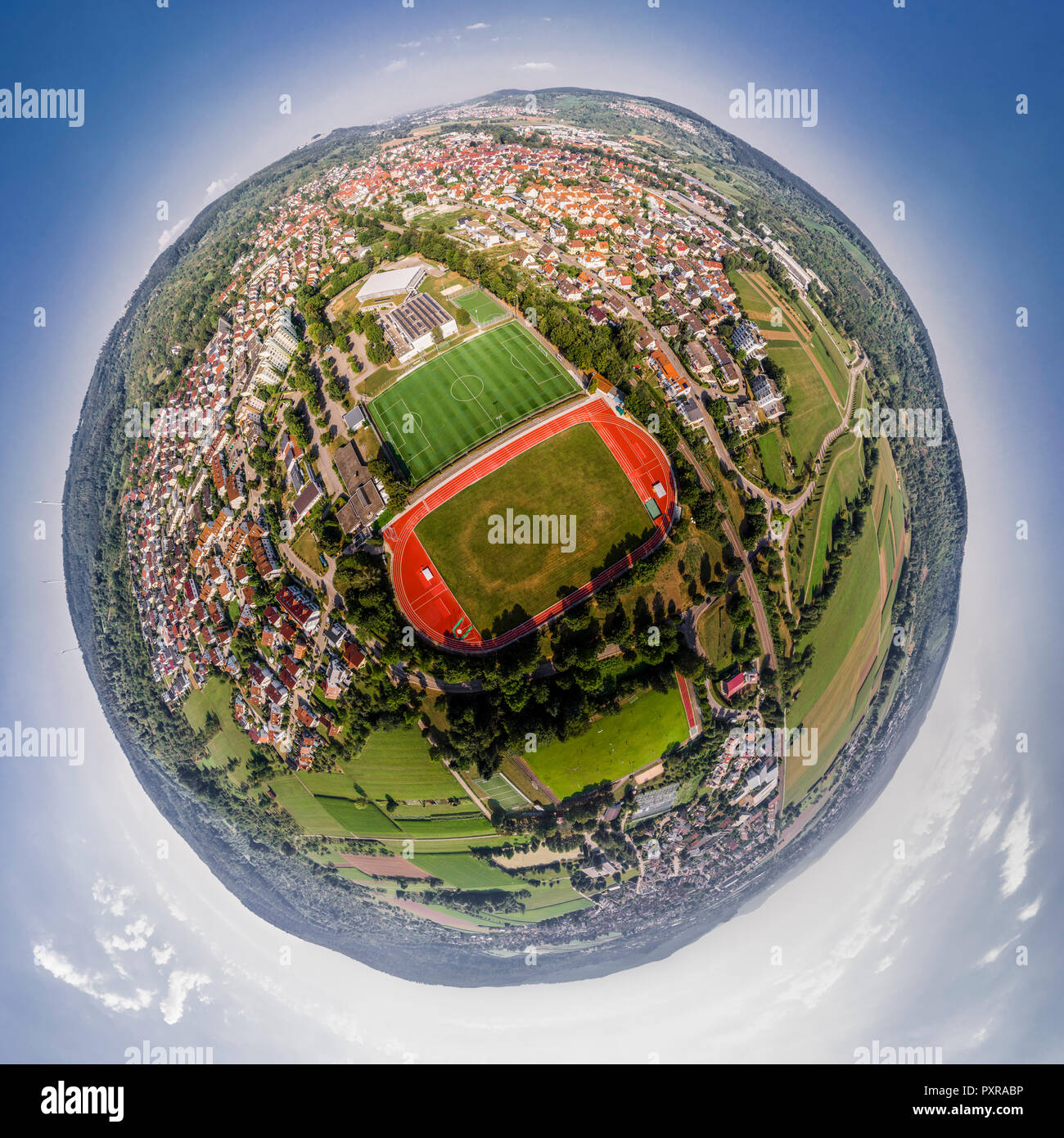 Allemagne, Bade-Wurtemberg, Winterbach, petite planète vue du stade d'athlétisme Banque D'Images
