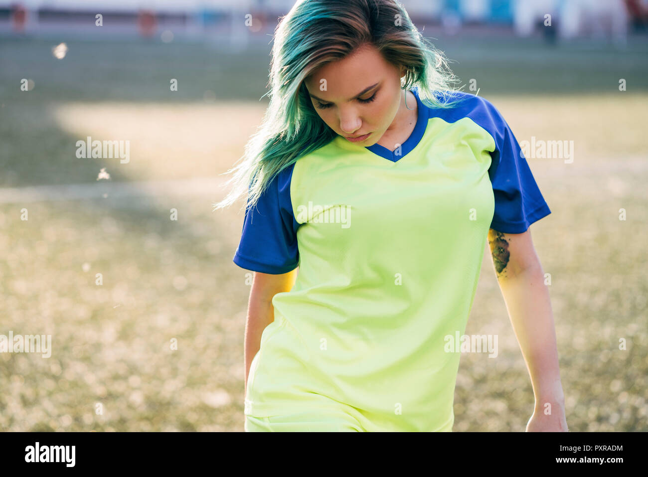 Portrait de jeune femme en jersey sur terrain de football à la bas Banque D'Images