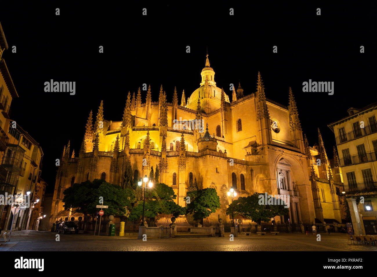 L'Espagne, Castille et Léon, Segovia, Cathédrale de nuit, vu de la Plaza Major Banque D'Images