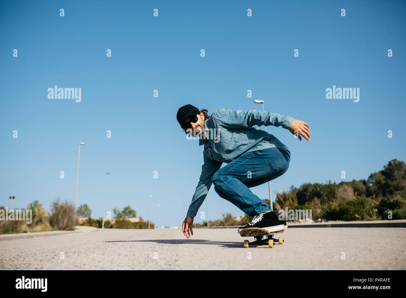 Homme très tendance en denim et les roulettes Banque D'Images