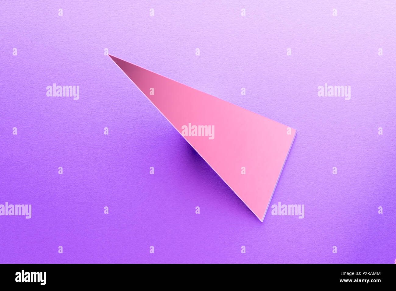 Miroir en forme de triangle violet sur la masse, le rendu 3D Banque D'Images