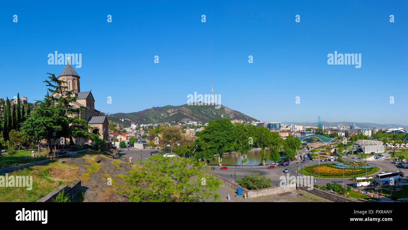 La Géorgie, Tbilissi, vue sur la ville avec l'église de Metekhi Banque D'Images