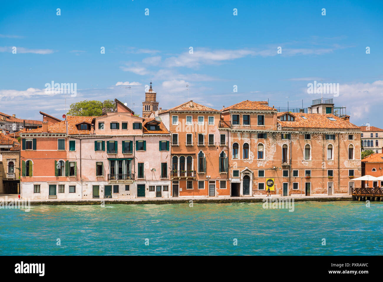 L'Italie, Venise, rangée de maisons vu de la lagune Banque D'Images