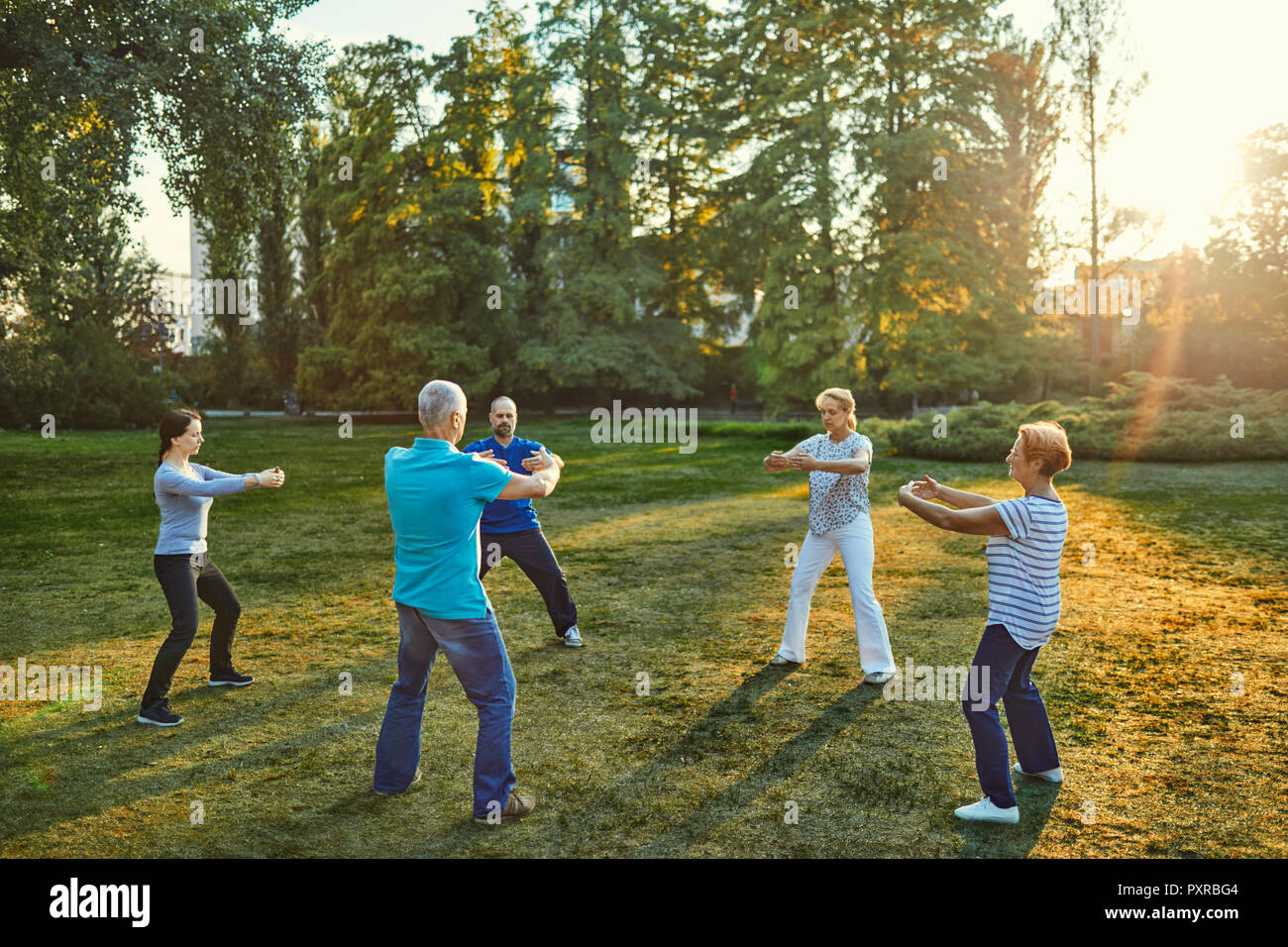 Groupe de personnes faisant le Tai Chi dans un parc Banque D'Images