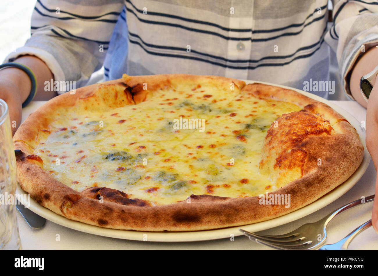 Calzone italienne avec du fromage tarte sur une plaque de céramique blanche dans un restaurant. Soft focus art Banque D'Images