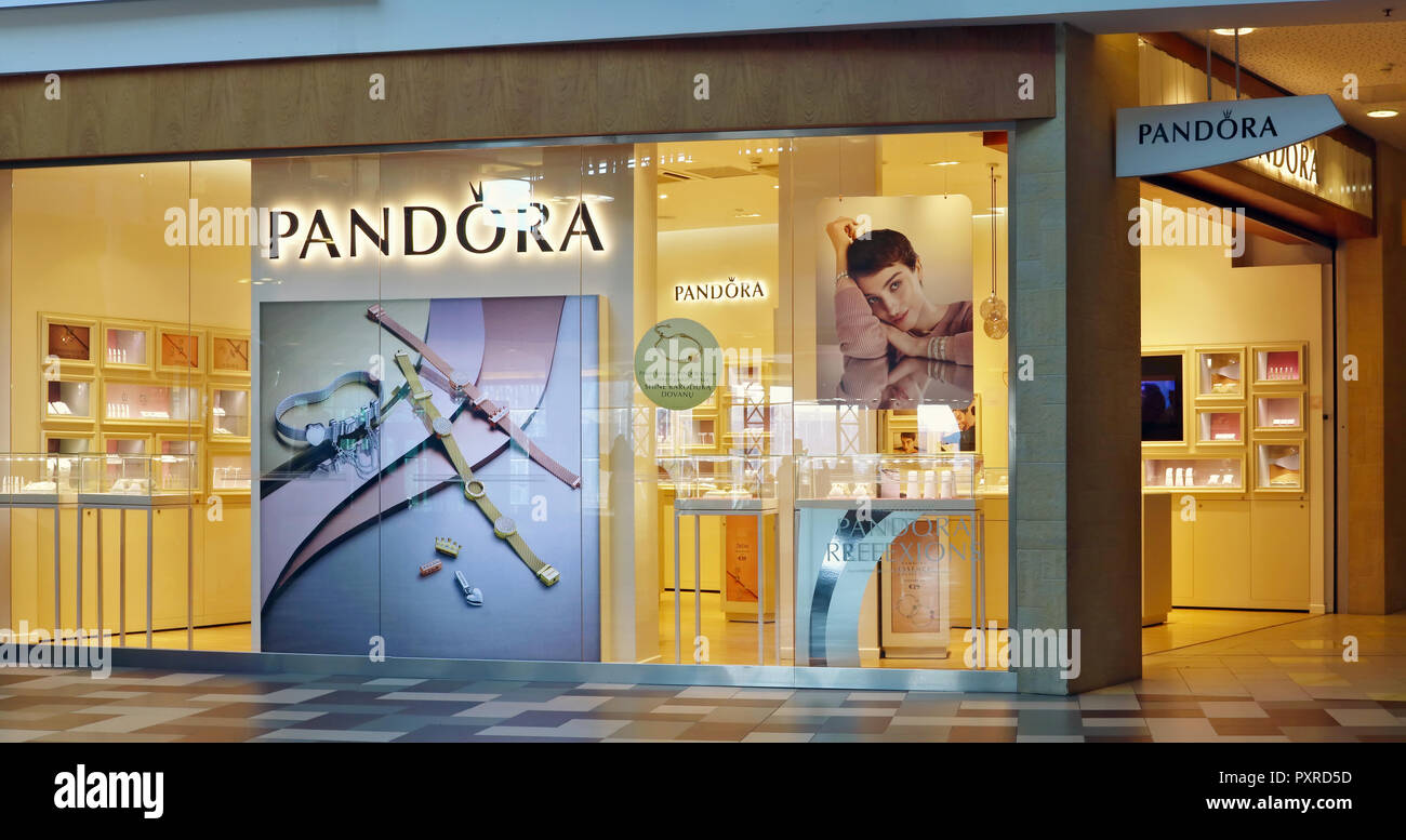 VILNIUS, LITUANIE - 14 octobre 2018 : Boutique de bijoux Pandora marque une élite dans un supermarché Panorama store. Ma bijoux danois International Banque D'Images