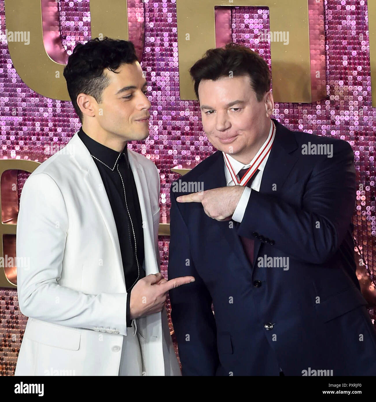 londres royaume uni 23 octobre 2018 rami malek qui joue freddie mercury et mike myers qui joue ray foster arrivent pour la premiere mondiale du film bohemian rhapsody a l eti a wembley arena