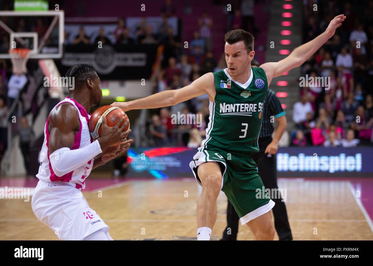 Bonn, Allemagne Le 23 octobre 2018, le basket-ball, la Champions League, Telekom Baskets Bonn vs Nanterre 92 : Yorman Polas Bartolo (Bonn) und Adas Juskevicius (Nanterre) en compétition. Credit : Juergen Schwarz/Alamy Live News Banque D'Images