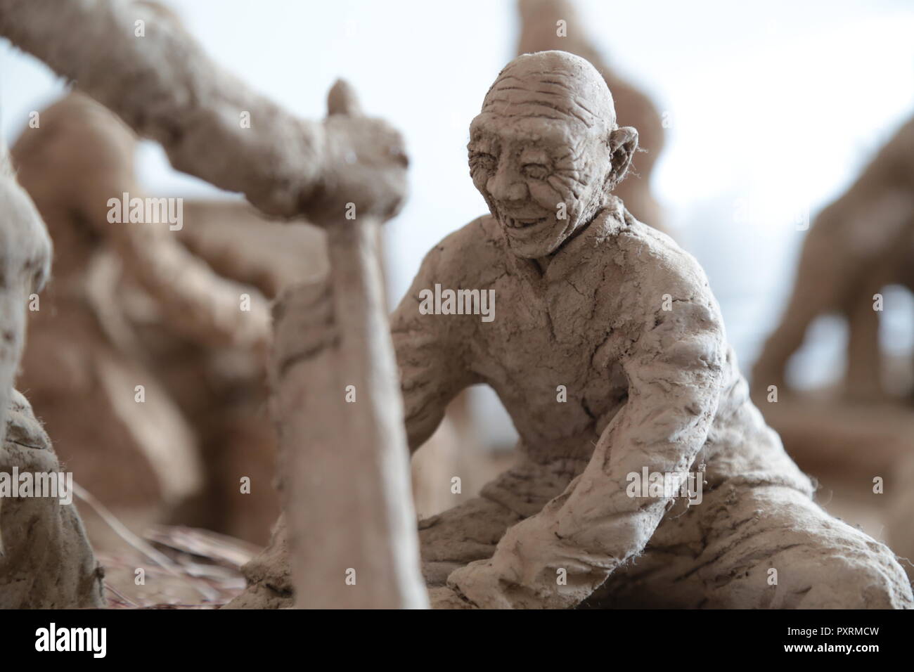 Lanzhou, Lanzhou, Chine. 24 Oct, 2018. Dunhuang, CHINE-Zhao Tiejun, un homme de 53 ans médecin à Jiuquan, dans ChinaÃ¢â€ Province de Gansu, est également un célèbre artiste de la sculpture d'argile. Zhao a appris à faire des sculptures en argile par lui-même dans le temps libre, il y a environ 20 ans et a fait beaucoup de sculptures d'argile sur le thème des coutumes. Crédit : SIPA Asie/ZUMA/Alamy Fil Live News Banque D'Images