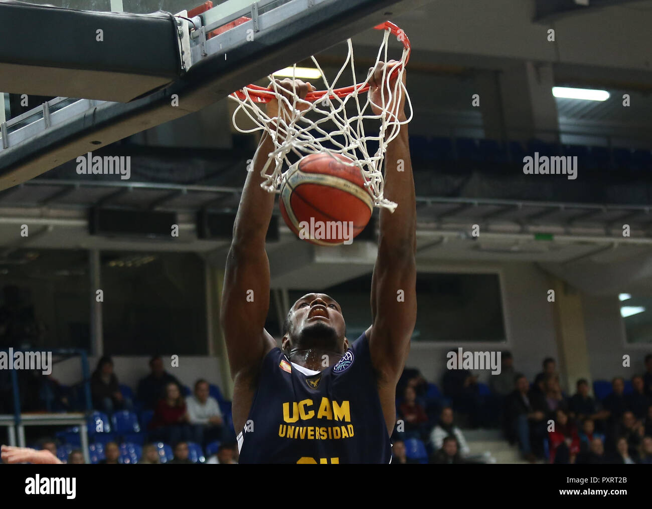 Kevin Tumba (UCAM) vu en action pendant le jeu. Ligue des Champions de basket-ball : BC Nizhny Novgorod (BCNN) à partir de la Russie contre Ucam Murcia Club Baloncesto (UCAM) de l'Espagne. La partie s'est terminée avec le score 51 : 72. Banque D'Images