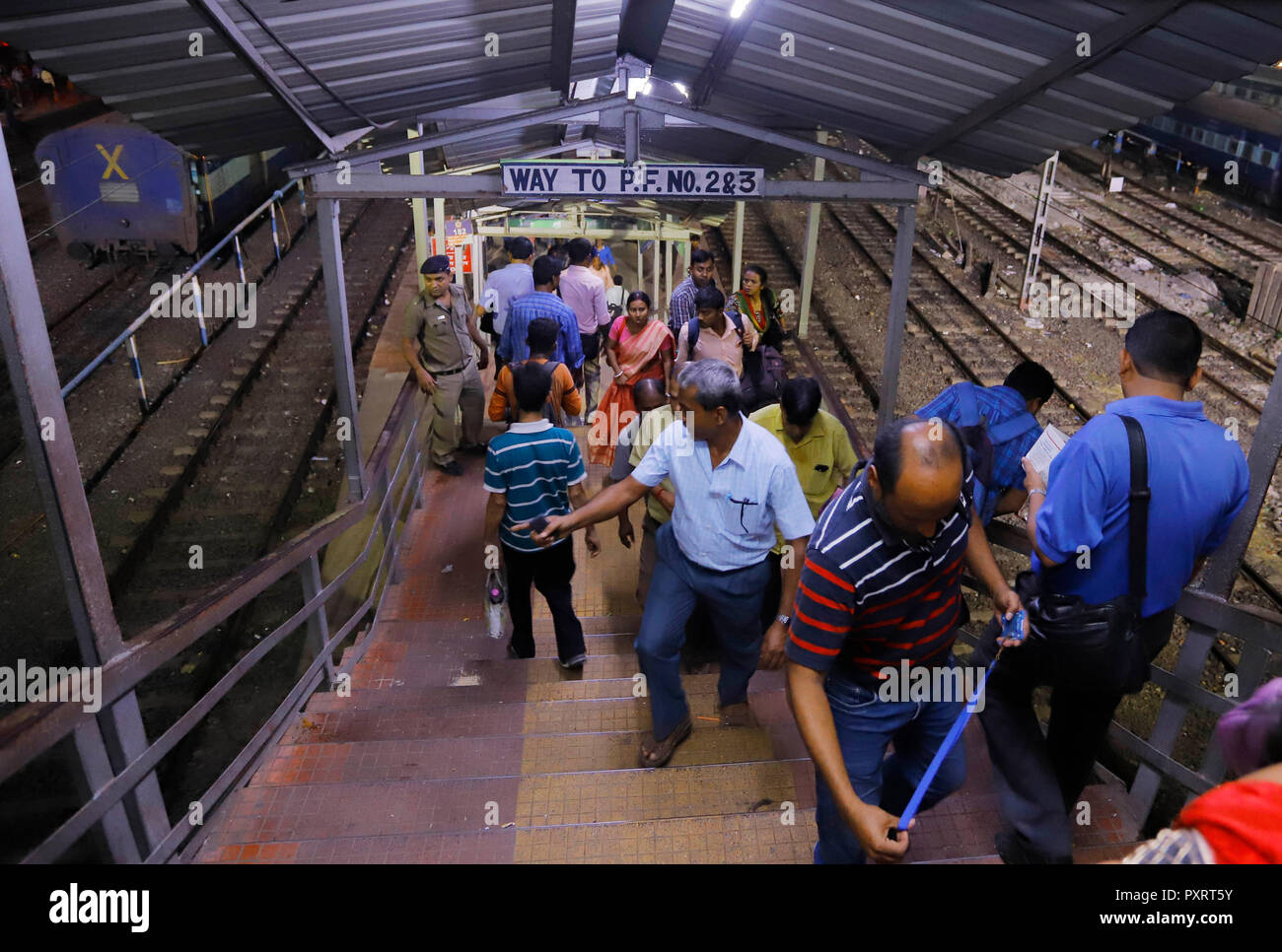 Kolkata. 23 Oct, 2018. Les fonctionnaires de police et inspecter le Santragachi gare dans l'Inde de l'est de la ville de Calcutta le 23 octobre 2018. Au moins deux personnes sont mortes et environ 14 ont été blessés lors d'une bousculade a eu lieu à la station de chemin de fer Santragachi mardi soir. Credit : Stringer/Xinhua/Alamy Live News Banque D'Images