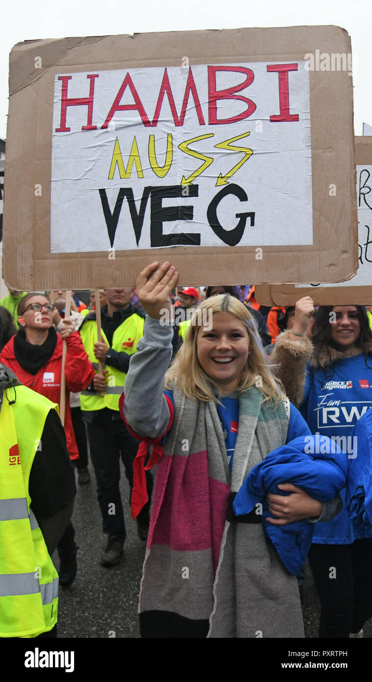 Bergheim, Allemagne. 24 Oct, 2018. Un participant à une manifestation en faveur de la préservation de l'exploitation du lignite porte un panneau avec l'inscription 'Wybergena doit quitter'. Credit : Henning Kaiser/dpa/Alamy Live News Banque D'Images
