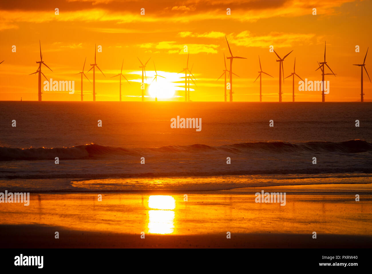 Seaton Carew, County Durham, England, United Kingdom. 24 octobre 2018. Météo : Avis de Seaton Carew beach comme le soleil se lève derrière les éoliennes offshore sur mercredi matin glorieux sur la côte de Durham Pays. Credit : ALAN DAWSON/Alamy Live News Banque D'Images