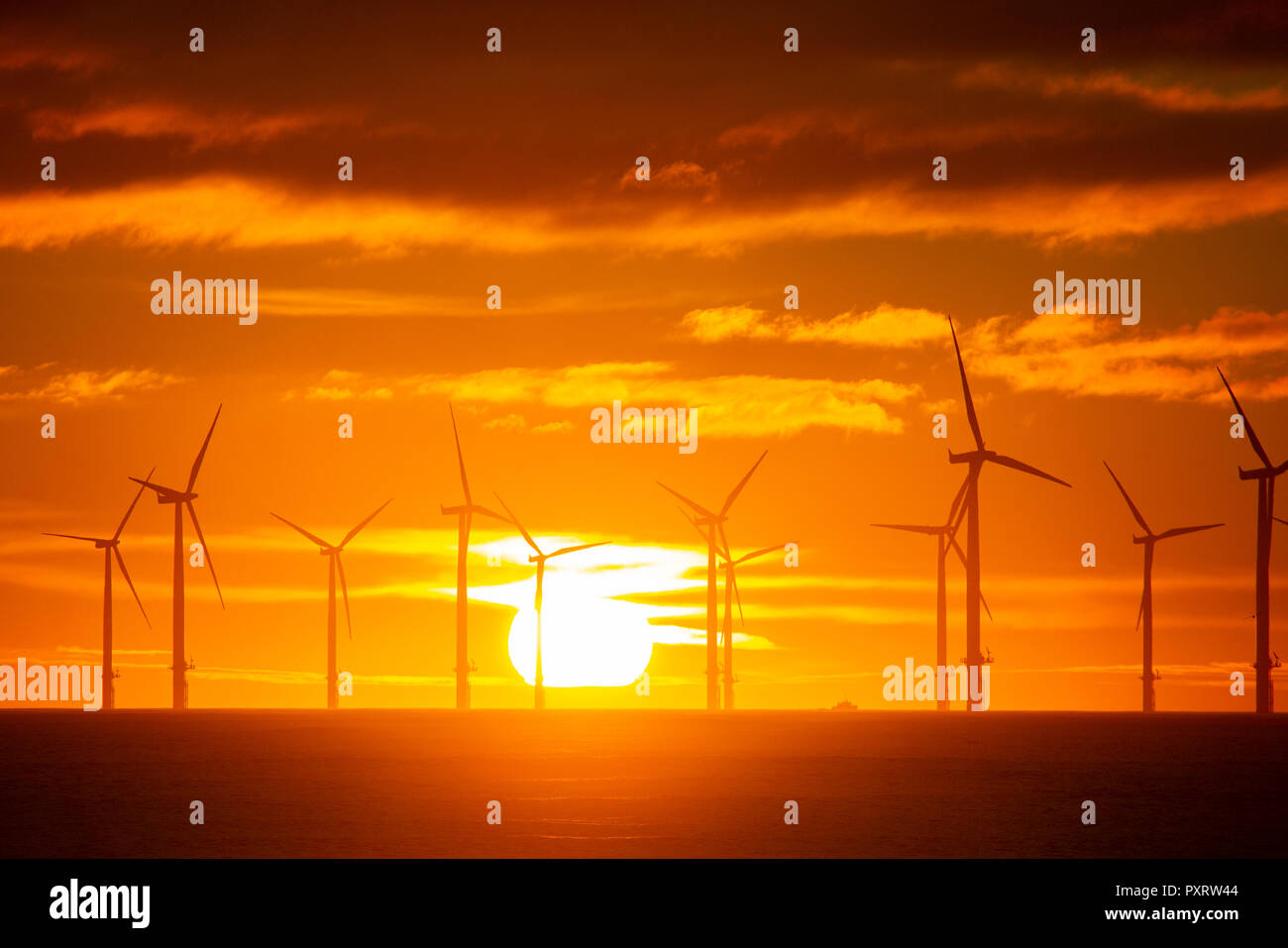 Seaton Carew, County Durham, England, United Kingdom. 24 octobre 2018. Météo : Avis de Seaton Carew beach comme le soleil se lève derrière les éoliennes offshore sur mercredi matin glorieux sur la côte de Durham Pays. Credit : ALAN DAWSON/Alamy Live News Banque D'Images