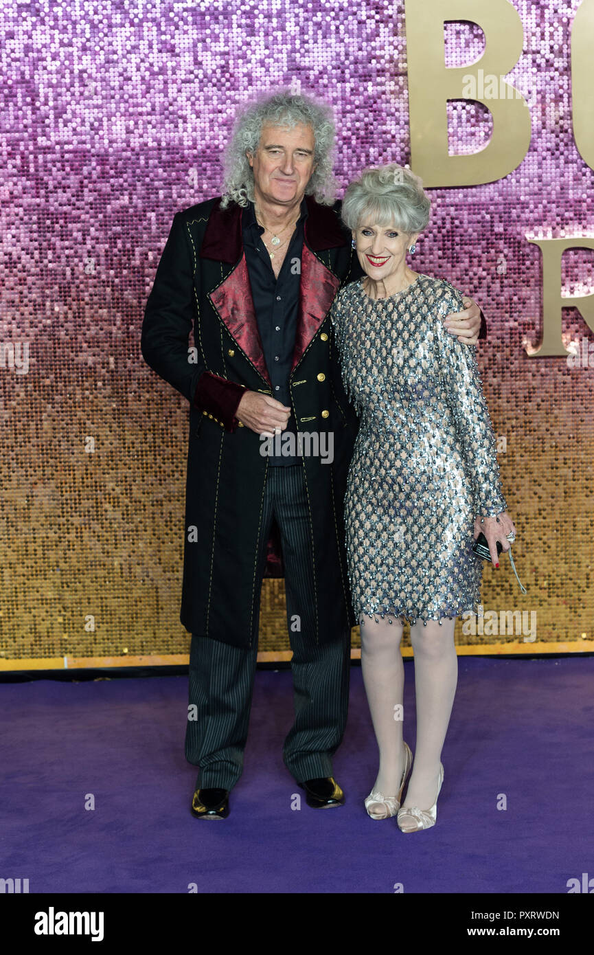 Londres, Royaume-Uni. 23 octobre 2018. Brian May et Anita Dobson assister à la première mondiale de 'Bohemian Rhapsody' à la Wembley Arena SSE à Londres. Credit : Wiktor Szymanowicz/Alamy Live News Banque D'Images