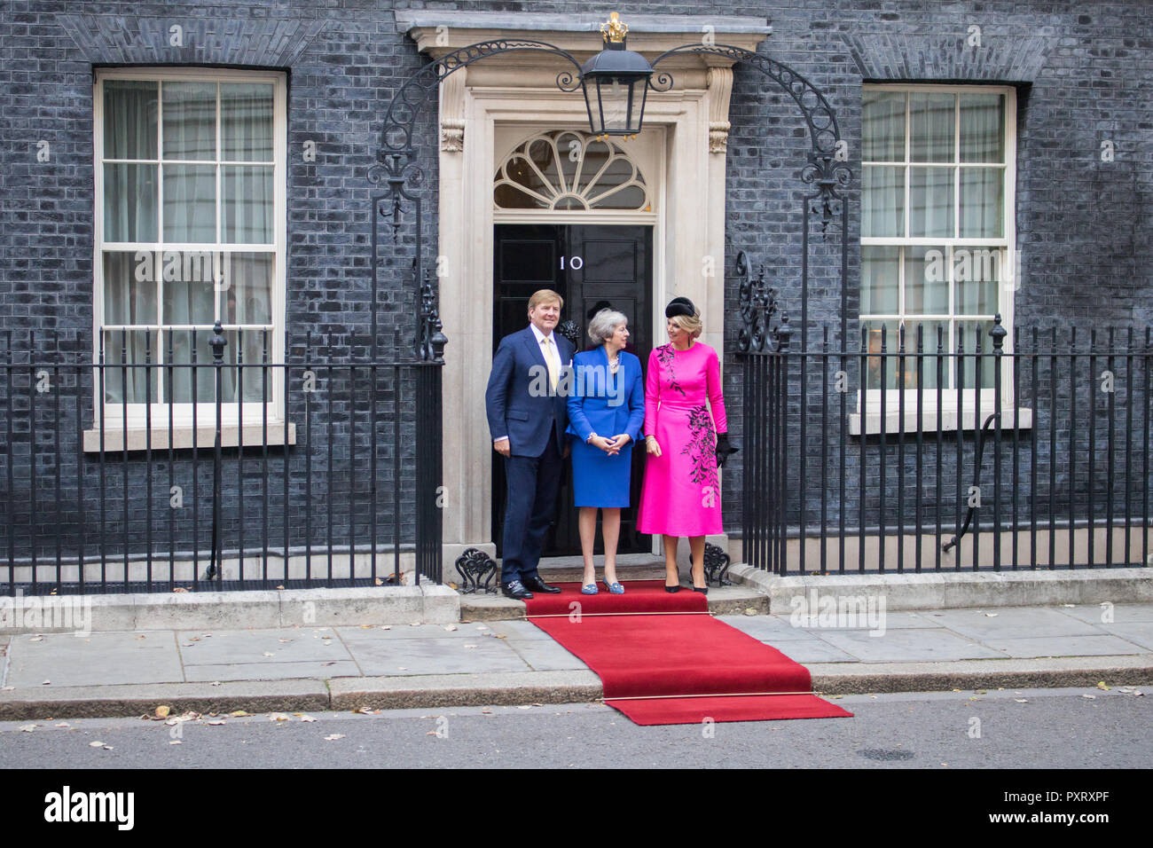 London UK. 24 octobre 2018. Le roi Willem-Alexander et La Reine Máxima des Pays-Bas sont accueillis à Downing Street par le Premier ministre Theresa Mai sur le pas de 10 Downing Street dans le cadre d'une visite d'état de crédit UK : amer ghazzal/Alamy Live News Banque D'Images