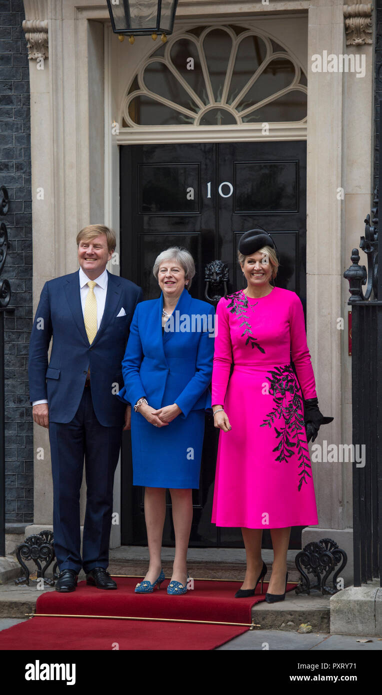 10 Downing Street, Londres, Royaume-Uni. 24 octobre, 2018. Le Roi Willem Alexander et la Reine Maxima des Pays-Bas arrive à Downing Street à respecter par la PM Theresa mai pendant leur visite d'Etat de deux jours. Credit : Malcolm Park/Alamy Live News. Banque D'Images