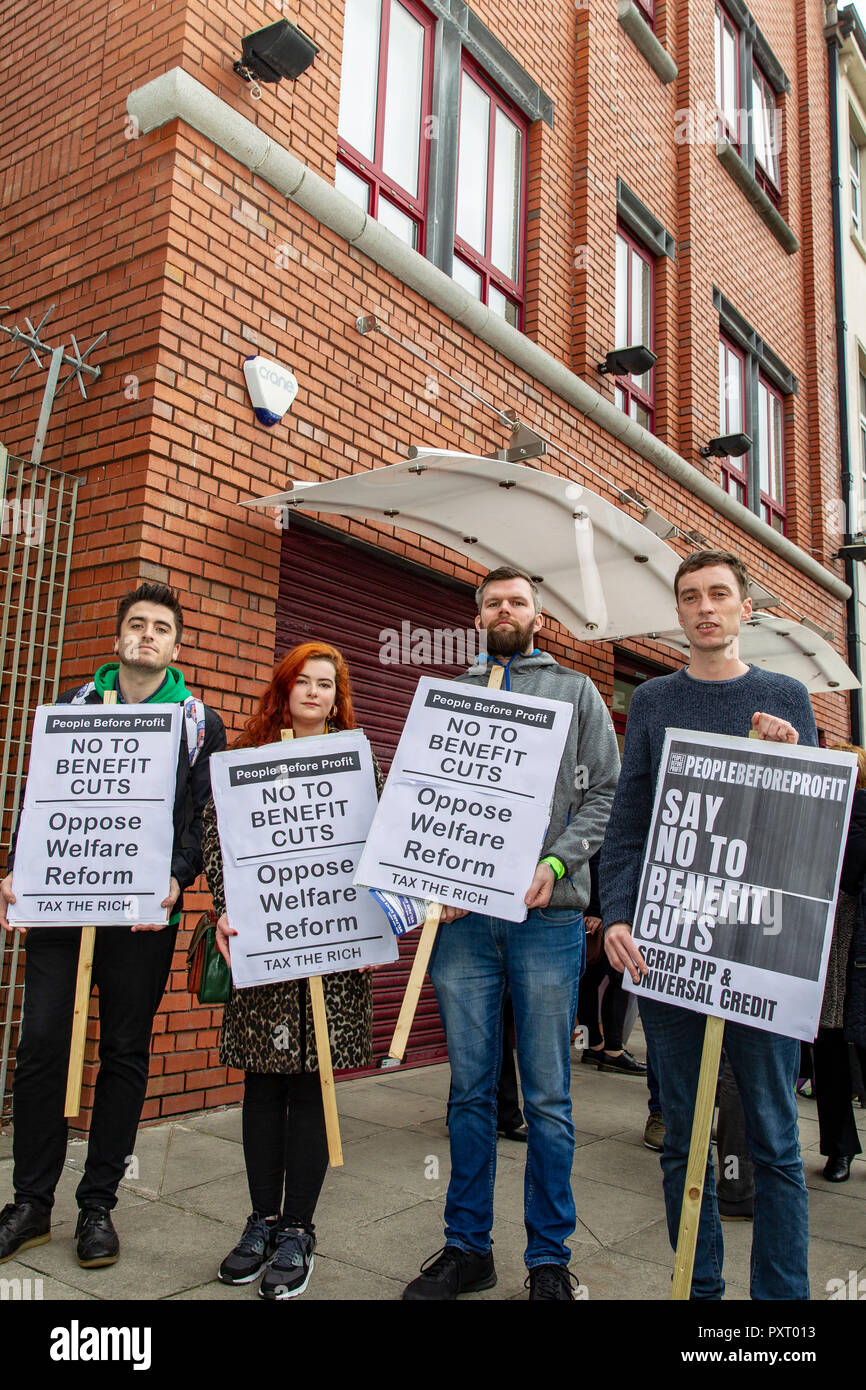 , Hall Street, Belfast, Royaume-Uni 24 octobre 2018. Gerry Carrol, Fiona Nic Fhearghais, Matthew Collins de gens avant le profit ainsi que les membres du Sinn Fein et de l'unisson les représentants syndicaux à l'issue d'une manifestation à l'extérieur des bureaux dans Belfast City Centre contre l'assaut sur les plus vulnérables de la société au nom du bien-être social "réforme". Agnes Frazier de Tar Isteach dit du bien-être fondée sur les droits qu'il n'avait pas besoin de modèle d'austérité des conservateurs. Credit : Bonzo/Alamy Live News Banque D'Images