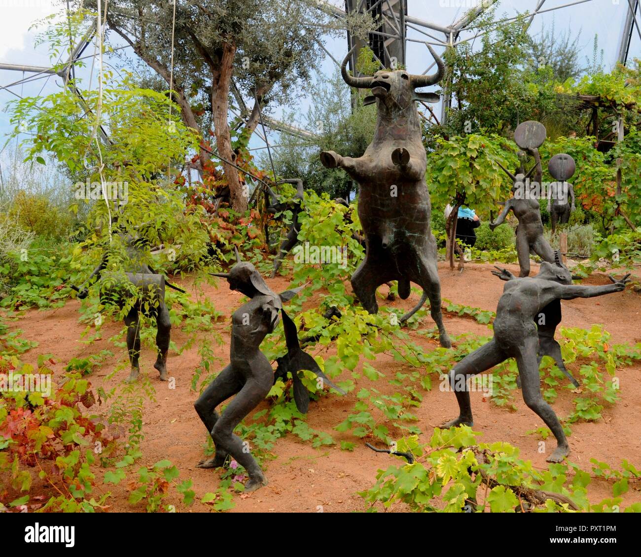 'Les rites de Dionysos' sculpture par Tim Shaw dans le biome méditerranéen, Eden Project, Cornwall, UK. Banque D'Images