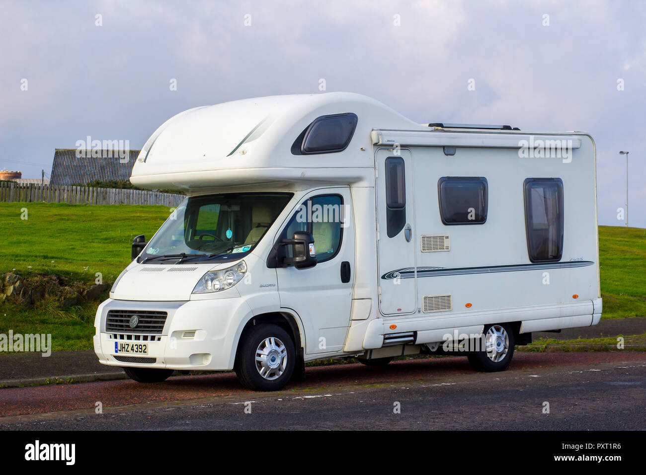 11 octobre 2018 un livre blanc 2 berth Fiat Ducato motor home stationné à ballyholme Bay dans la région de Bangor Northern Ireland Banque D'Images