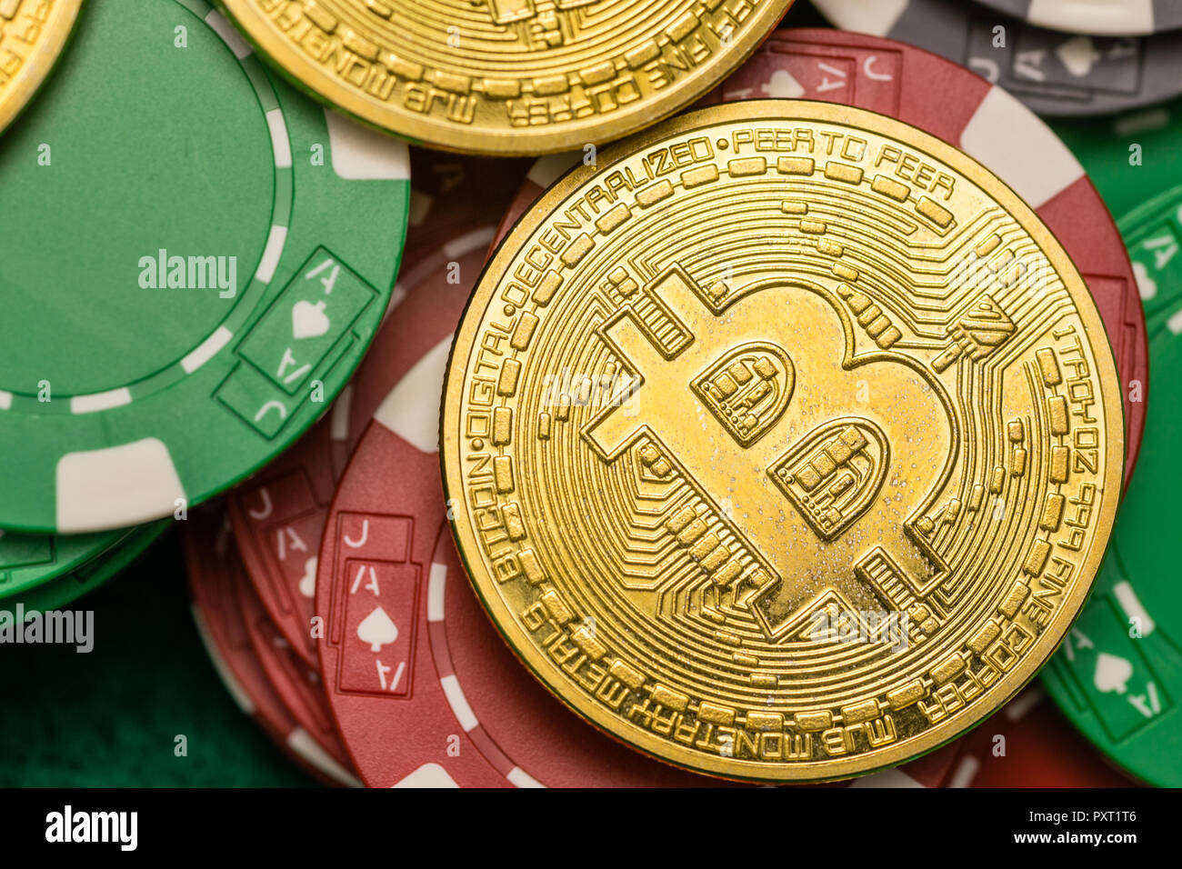 Cryptocurrency Bitcoin sur des jetons de casino sur table verte Banque D'Images