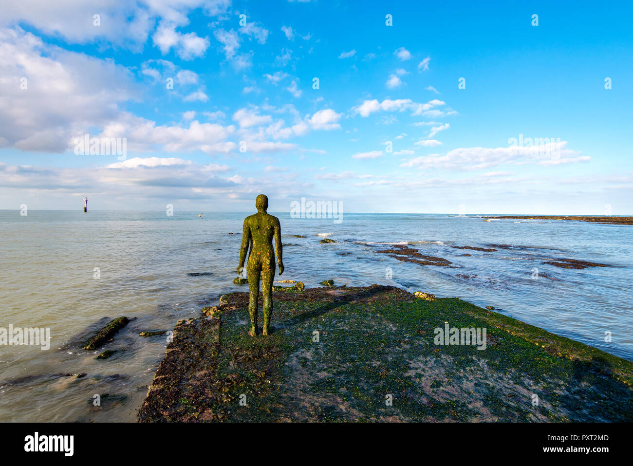 MARGATE, Kent, UK - 10 octobre 2018 : un autre moment est une série de 100 sculptures d'Anthony Gormley qui sont placées autour du monde. Cet exemple est hors Banque D'Images