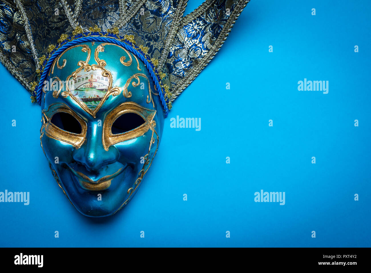 Mardi Gras bleu ou le carnaval masque bouffon sur fond bleu Banque D'Images