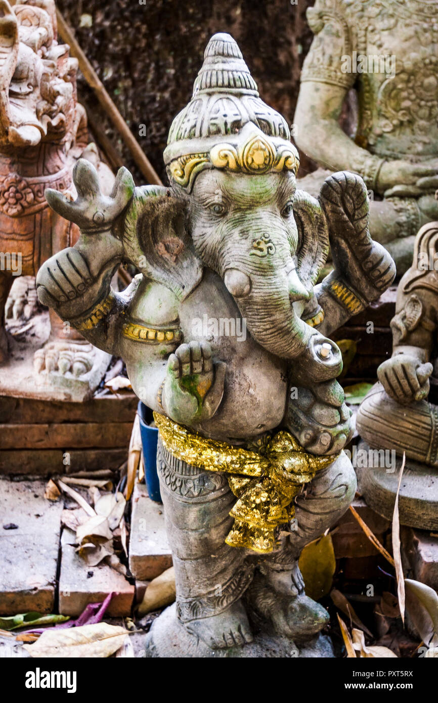 Le bouddhisme éléphant statue au temple Wat Pha lat en Thaïlande. Banque D'Images