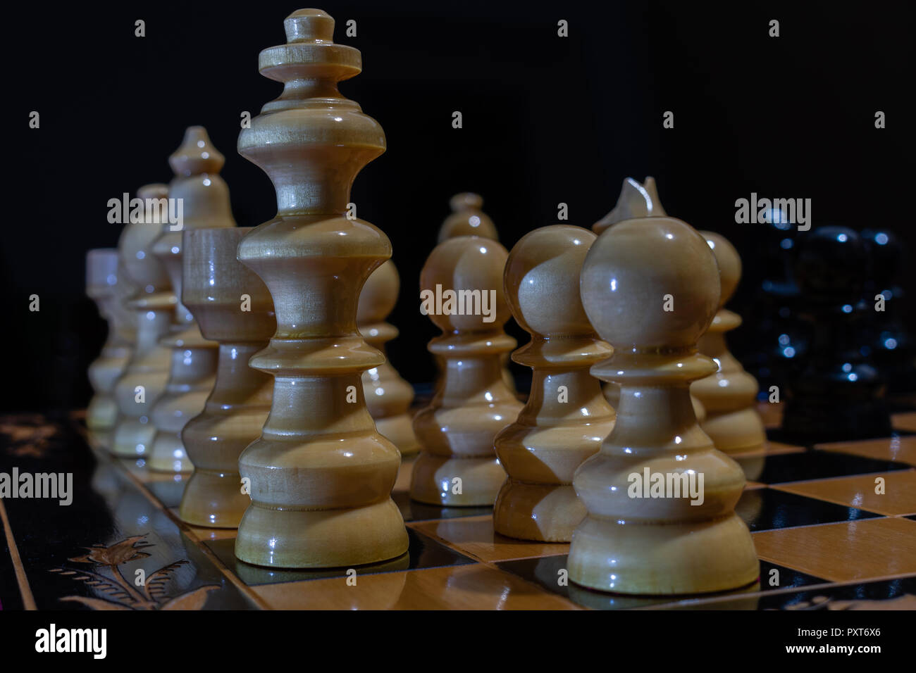 Pièces des échecs avec un fond sombre Banque D'Images